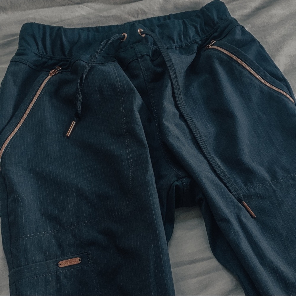 Cherokee Grey Scrub Set with Rose Gold